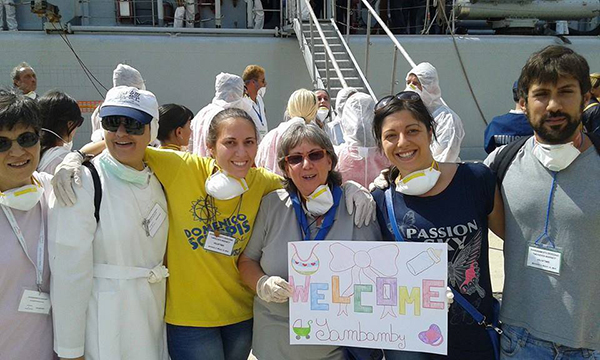 Noemi e altri volontari durante gli sbarchi a Reggio Calabria