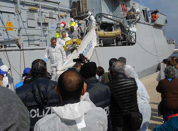 Lo sbarco degli immigrati a Reggio Calabria