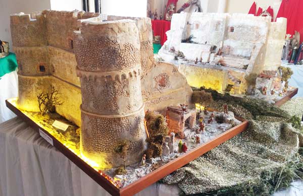 Un presepe allestito in una riproduzione del Castello Aragonese di Reggio Calabria