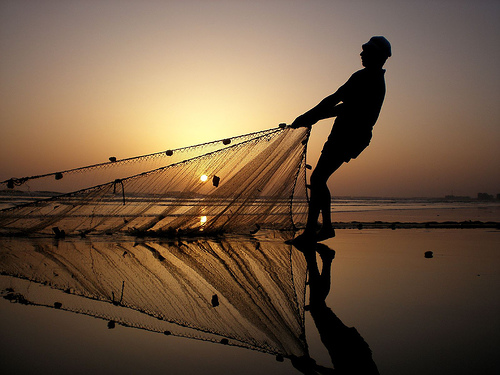 Pescatore raccogliere la rete