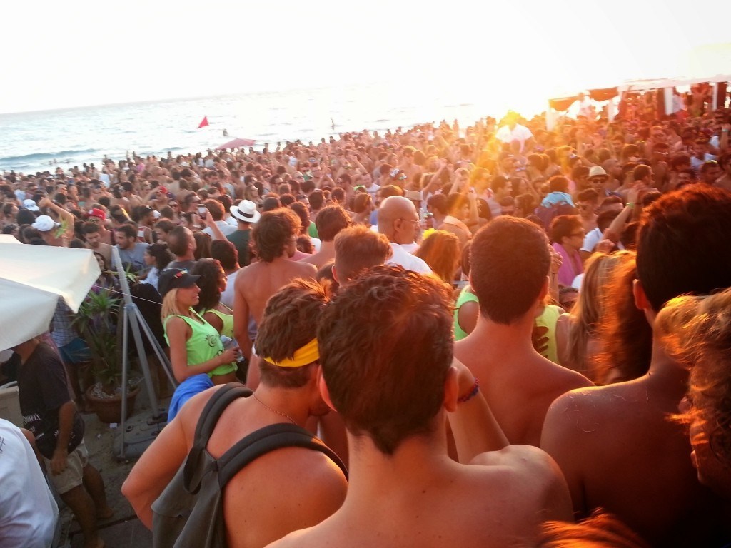 I giovani di Reggio Calabria durante una festa in riva al mare